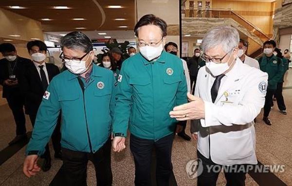 Health Minister Cho Kyoo-hong (C) visits Jeo<em></em>nbuk Natio<em></em>nal University Hospital in Jeonju, 192 kilometers south of Seoul, on March 7, 2024. (Yonhap)