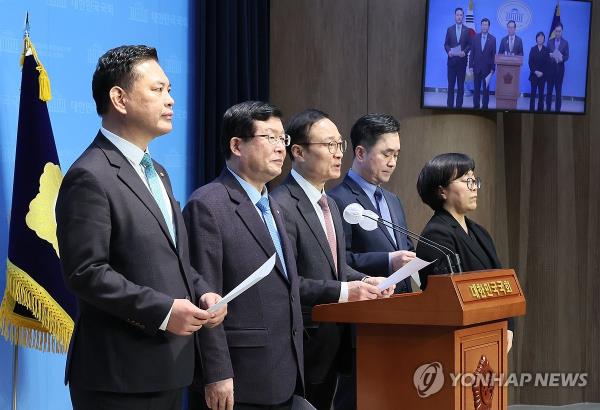 (From left) Reps. Park Young-soon, Sul Hoon, Hong Young-pyo and Kim Jong-min are seen co<em></em>nvening a press co<em></em>nference at the Natio<em></em>nal Assembly in Seoul on March 7, 2024. (Yonhap)