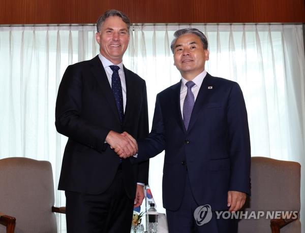 Defense Minister Lee Jong-sup (R) shakes hands with his Australian counterpart, Richard Marles, before their talks in Singapore in this file photo taken June 12, 2022, on the sidelines of the Shangri-La Dialogue, a regio<em></em>nal security forum. (Yonhap)