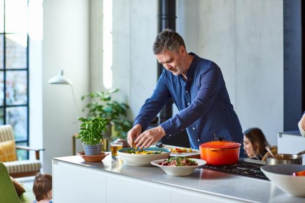 Eating nutritious food is a good way to reduce your risk of chro<em></em>nic disease and disability. 