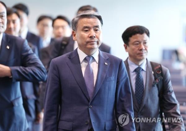 This file photo, taken June 2, 2023, shows former Defense Minister Lee Jong-sup (C) preparing to board a plane at Incheon Internatio<em></em>nal Airport in Incheon, west of Seoul. (Yonhap)