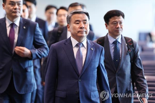 This file photo, taken June 2, 2023, shows former Defense Minister Lee Jong-sup (C) preparing to board a plane at Incheon Internatio<em></em>nal Airport in Incheon, west of Seoul. (Yonhap)
