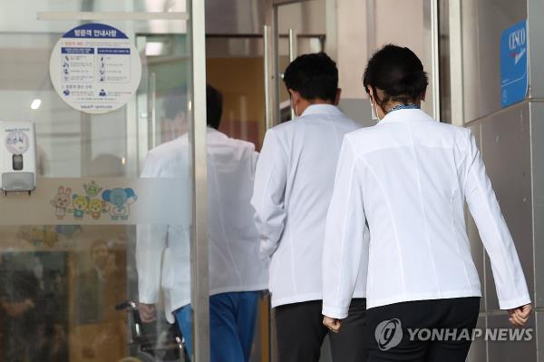 Medical workers enter the Seoul Natio<em></em>nal University Hospital in central Seoul on March 11, 2024. (Yonhap) 