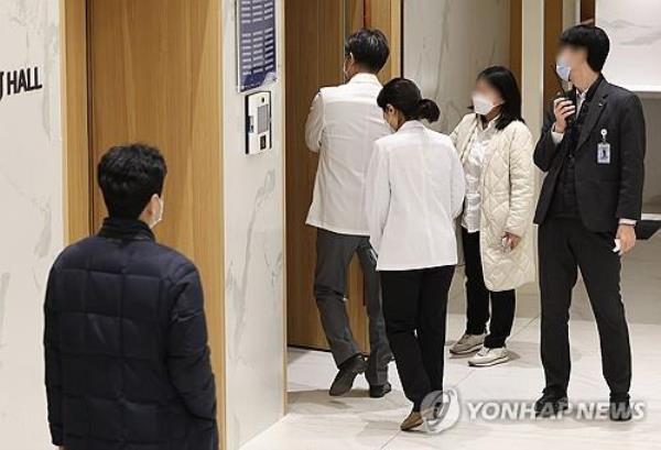 Doctors enter an emergency meeting at Seoul Natio<em></em>nal University Hospital in the capital on March 11, 2024, amid a natio<em></em>nwide collective action by more than 11,000 trainee doctors entering their third co<em></em>nsecutive week of protest against the government's plan to significantly increase medical student admissions. (Yonhap)