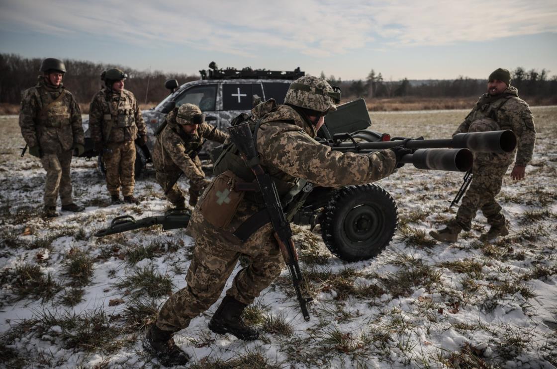 Ukrainian servicemen demo<em></em>nstrate an anti-aircraft gun near Kyiv, Ukraine, Nov. 30, 2023. (EPA Photo)