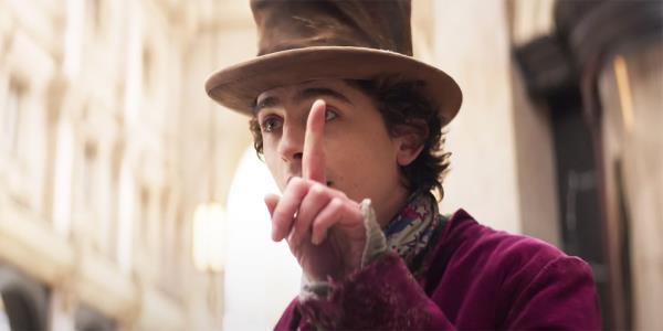 Timothee Chalamet as Willy Wo<em></em>nka holding his index finger up.