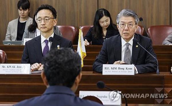First Vice Foreign Minister Kim Hong-kyun (R) delivers an opening remark during the strategic dialogue with his Indo<em></em>nesian counterpart, Pahala Nugraha Mansury, at the foreign ministry building in Seoul, on March 13, 2024. (Yonhap) 