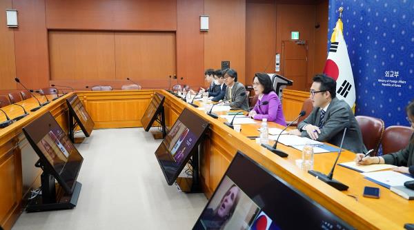Second Vice Foreign Minister Kang In-sun (2nd from R) holds a video meeting with Samantha Power, chief of the U.S. Agency for Internatio<em></em>nal Development, on March 14, 2024, in this photo provided by the ministry. (PHOTO NOT FOR SALE) (Yonhap)