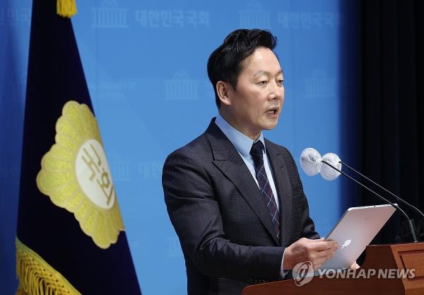 Former Democratic Party lawmaker Chung Bong-ju declares his candidacy for the April elections at the Natio<em></em>nal Assembly on Jan. 8, 2024. (Yonhap) 