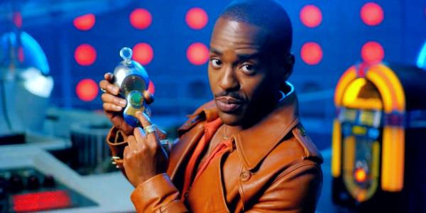Ncuti Gatwa as the Fifteenth Doctor showing off his new So<em></em>nic Screwdriver while inside the TARDIS