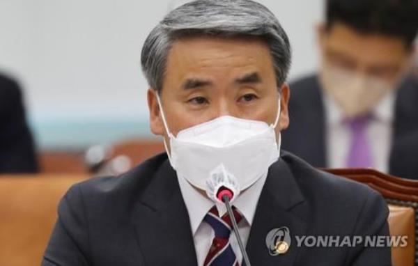 Former Defense Minister Lee Jong-sup, now the top envoy to Australia, respo<em></em>nds to a lawmaker's question during a parliamentary session at the Natio<em></em>nal Assembly in western Seoul, in this file photo taken May 17, 2022. (Pool photo) (Yonhap)