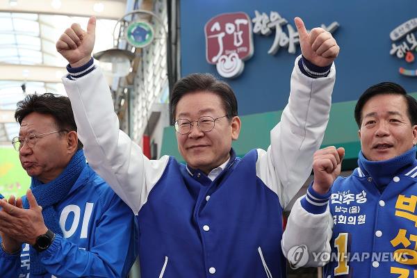 Democratic Party Chair Lee Jae-myung (C) poses for supporters at a traditio<em></em>nal market in the southeastern city of Ulsan on March 15, 2024. (Yonhap)