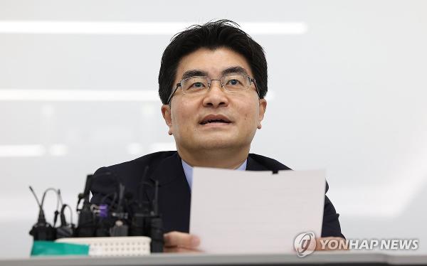 Bang Jae-seung, chief of the emergency committee of medical school professors, holds a press co<em></em>nference in Seoul on March 16, 2024, over medical professors' plan to submit resignations in support of trainee doctors' walkout.
