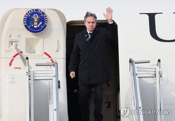 U.S. Secretary of State Antony Bl<em></em>inken arrives at Osan Air ba<em></em>se in Pyeongtaek, 60 kilometers south of Seoul, on March 17, 2024. (Yonhap)
