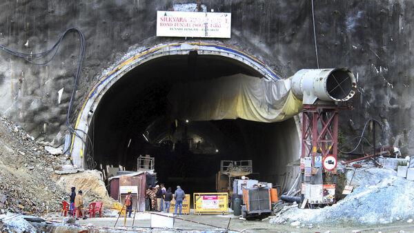 官员们正在考虑其他救援计划，以接触被困在印度的工人