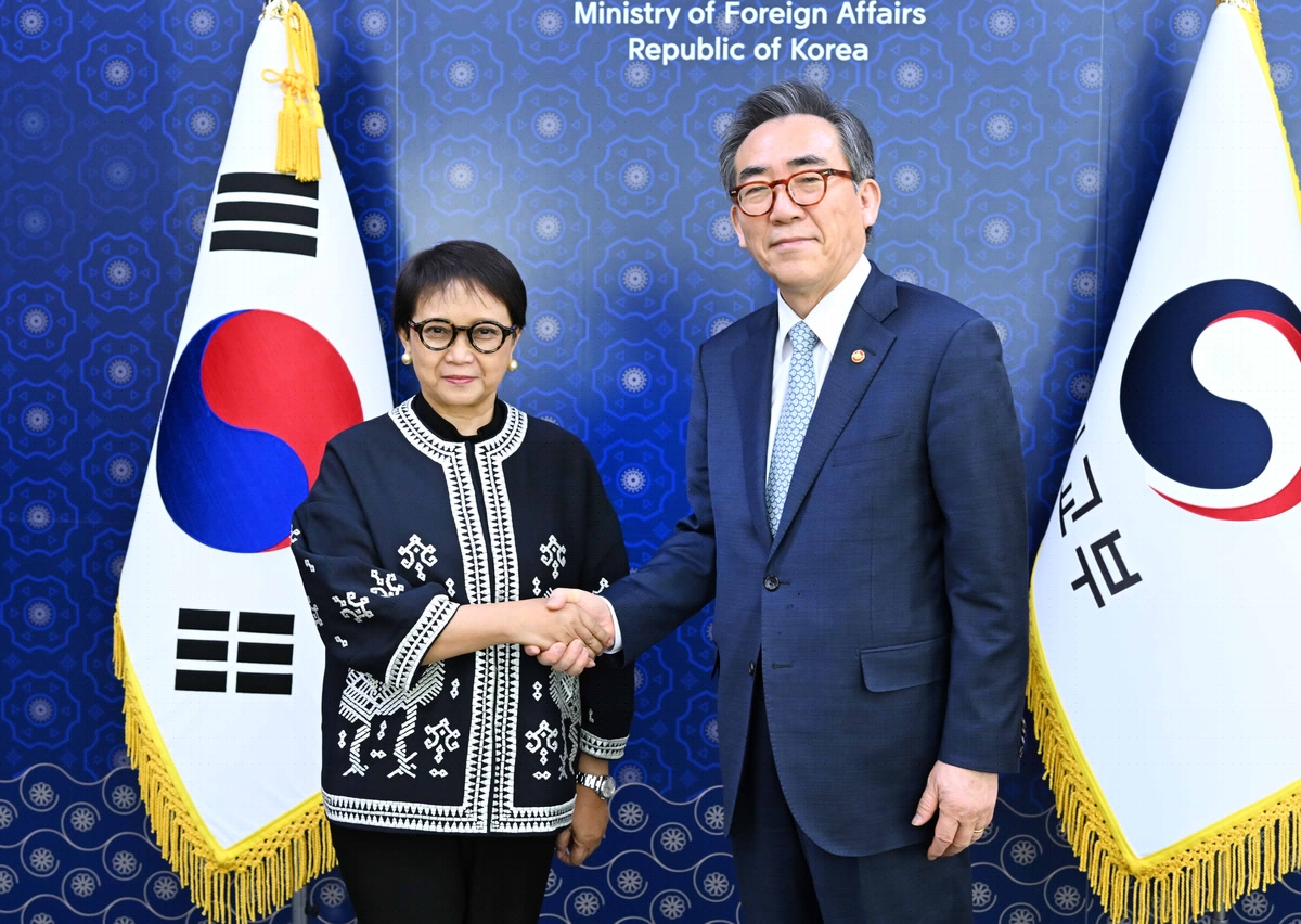 Foreign Minister Cho Tae-yul (R) and his Indo<em></em>nesian counterpart, Retno Marsudi, pose for a photo prior to their talks on March 18, 2024, in this photo provided by Cho's office. (PHOTO NOT FOR SALE) (Yonhap)