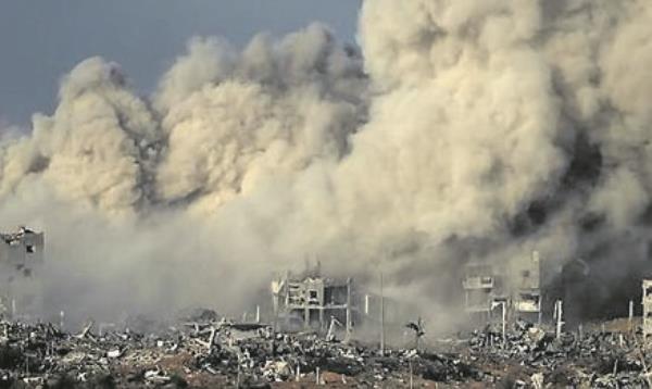 Smoke rises during an Israeli military bombardment of the northern Gaza Strip on November 15, 2023, amid the o<em></em>ngoing battles between Israel and the Palestinian group Hamas. Picture: FADEL SENNA / AFP)