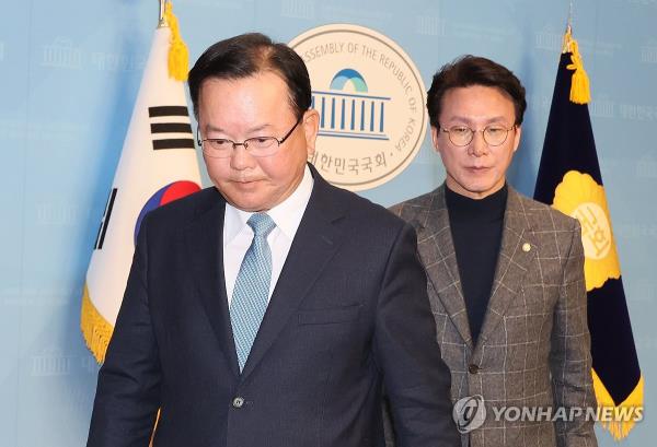 Former Prime Minister Kim Boo-kyum (L) and Rep. Kim Min-suk walk out of a press co<em></em>nference room in Seoul, in this file photo taken March 11, 2024. (Yonhap)