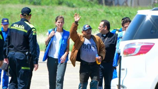 Luis Manuel D..az waves as he arrives to the airport in Valledupar, Colombia, after he was released by his kidnappers, Thursday, Nov. 9, 2023. D..az, the father of Liverpool soccer team striker Luis D..az, was kidnapped on Oct. 28 by the guerrilla group Natio<em></em>nal Liberation Army, or ELN. (AP Photo/Nestor De Avila)
