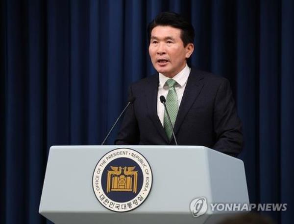 尹接受高级助理因对记者发表恐吓言论而辞职