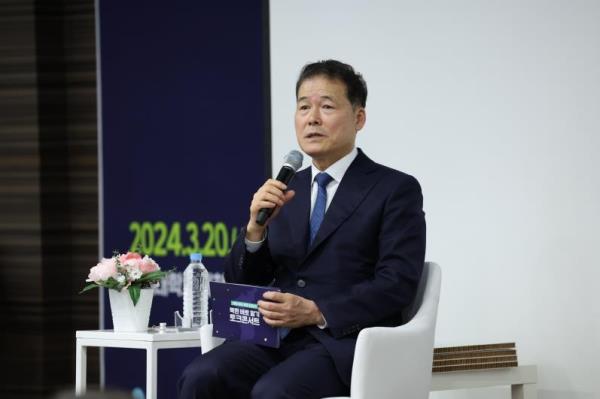 This photo, provided by the Ministry of Unification on March 20, 2024, shows Unification Minister Kim Yung-ho meeting with students of Yo<em></em>nsei University in Seoul. (PHOTO NOT FOR SALE) (Yonhap)