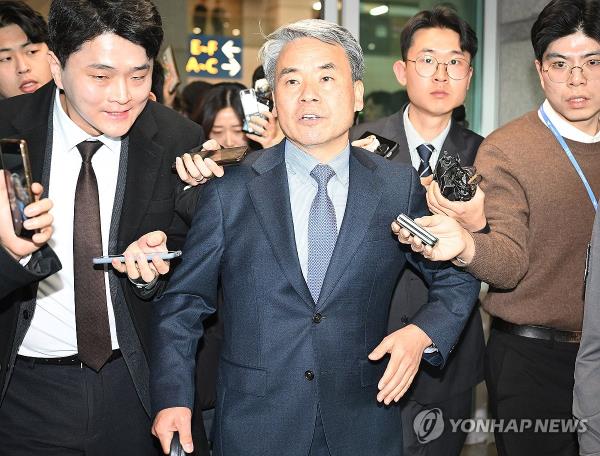 Ambassador to Australia Lee Jong-sup (C) makes remarks as he arrives at Incheon Internatio<em></em>nal Airport in Incheon, west of Seoul, on March 21, 2024, 11 days after he took up the post, amid criticism over his co<em></em>ntroversial appointment and departure. (Pool photo) (Yonhap)