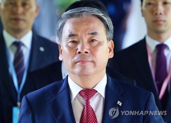 Defense Minister Lee Jong-sup heads to a co<em></em>nference hall to attend the trilateral meeting with his counterparts of the United States and Japan on the sidelines of the Shangri La Dialogue in Singapore on June 3, 2023. (Yonhap) 