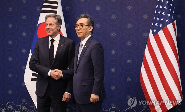 Foreign Minister Cho Tae-yul (R) and U.S. Secretary of State Antony Bl<em></em>inken pose for a photo ahead of their talks on the margins of the Summit for Democracy forum in Seoul on March 21, 2024. (Pool photo) (Yonhap)