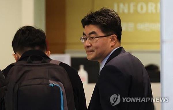 Bang Jae-seung, the head of the emergency committee for medical school professors, participates in a meeting held at Seoul Natio<em></em>nal University Hospital in Seoul on March 18, 2024. (Yonhap)