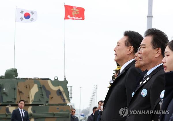 President Yoon Suk Yeol (L) sings the natio<em></em>nal anthem during a memorial ceremony marking West Sea Defense Day at the Navy's 2nd Fleet Command in Pyeongtaek, 60 kilometers south of Seoul, on March 22, 2024. (Yonhap)