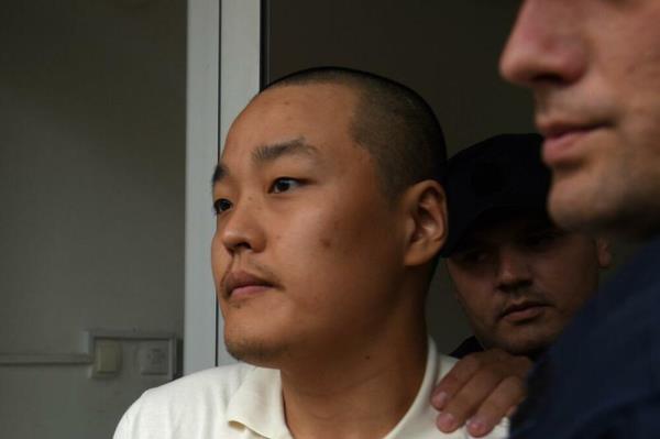 This file photo taken June 16, 2023, and provided by the Montenegro-ba<em></em>sed daily newspaper Vijesti shows disgraced South Korean crypto entrepreneur Do Kwon heading to the district court in Podgorica, the capital city of Montenegro, to attend his trial on charges of using a fake passport. (PHOTO NOT FOR SALE) (Yonhap)