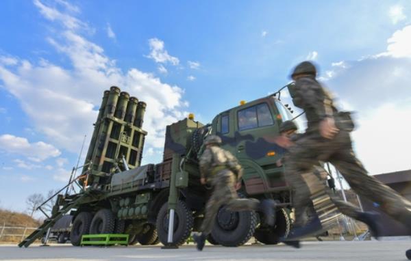 Soldiers rush to the Cheongung-II's launcher during a drill held at an Air Force's unit in North Gyeo<em></em>ngsang Province on March 19, 2024, in this photo provided by the Air Force. (PHOTO NOT FOR SALE) (Yonhap)