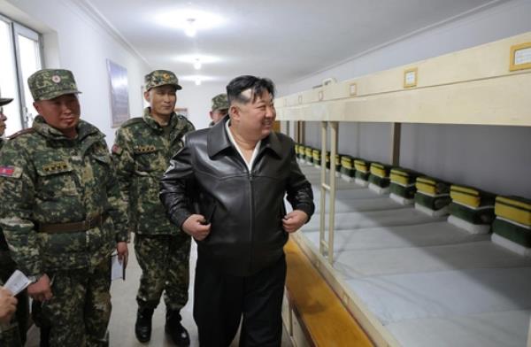 North Korean leader Kim Jong-un (R) inspects the Seoul Ryu Kyong Su Guards 105th Tank Division on March 24, 2024, in this photo carried by the North's official Korean Central News Agency the next day. (For Use o<em></em>nly in the Republic of Korea. No Redistribution) (Yonhap)