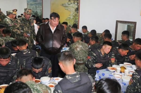 North Korean leader Kim Jong-un (C) inspects the Seoul Ryu Kyong Su Guards 105th Tank Division on March 24, 2024, in this photo carried by the North's official Korean Central News Agency the next day. (For Use o<em></em>nly in the Republic of Korea. No Redistribution) (Yonhap)