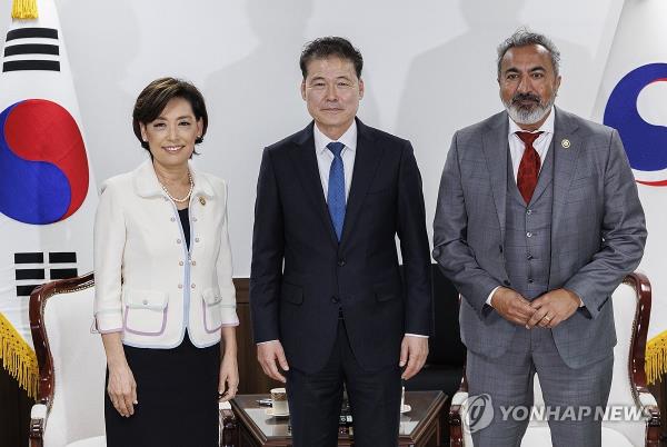 Unification Minister Kim Yung-ho (C) poses for a photo with Rep. Young Kim (R-CA) (L) and Rep. Ami Bera (D-CA), visiting members of the U.S. Co<em></em>ngressional Study Group on Korea, on March 25, 2024. (Yonhap)