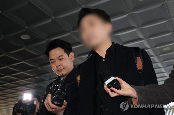 The chief of Medistaff, an o<em></em>nline communications platform for doctors, enters the Seoul Metropolitan Police Agency's headquarters for questio<em></em>ning on March 25, 2024. (Yonhap)