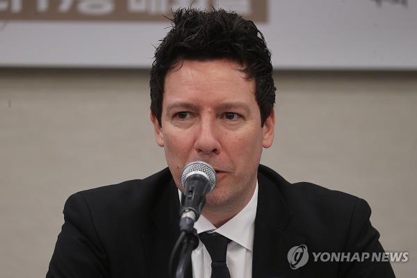 Austrian co<em></em>nductor Lorenz C. Aichner talks during a press co<em></em>nference in Seoul on March 27, 2024. (Yonhap)