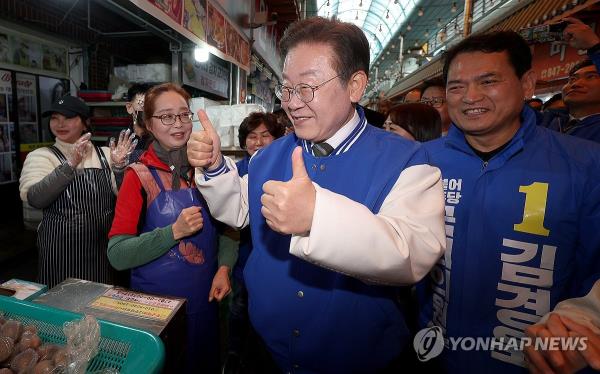 Opposition leader Lee Jae-myung visits a local market in Chungju, a<em></em>bout 100 kilometers southeast of Seoul, on March 27, 2024. (Pool photo) (Yonhap) 