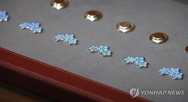 This photo, taken March 27, 2024, shows a pin of three forget-me-nots, a symbol representing South Korean abductees, detainees and priso<em></em>ners of the 1950-53 Korean War. (Yonhap)