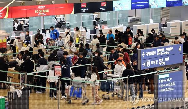 This undated file photo shows outbound passengers at Incheon Internatio<em></em>nal Airport in Incheon, just west of Seoul. (PHOTO NOT FOR SALE) (Yonhap)