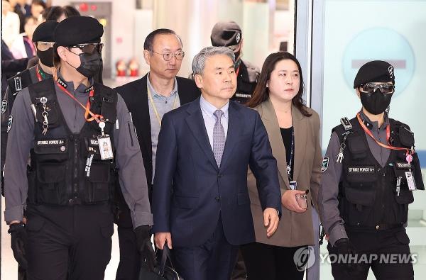 South Korean Ambassador to Australia Lee Jong-sup (2nd from L) arrives at Incheon Internatio<em></em>nal Airport, west of Seoul, from Canberra on March 21, 2024. He returned home for a probe by the Corruption Investigation Office for High-ranking Officials (CIO) into his purported interference in a military inquiry into the death of a Marine corporal, who was swept away by a torrent in a stream during a search operation for people missing amid heavy rains in July last year. (Yonhap)