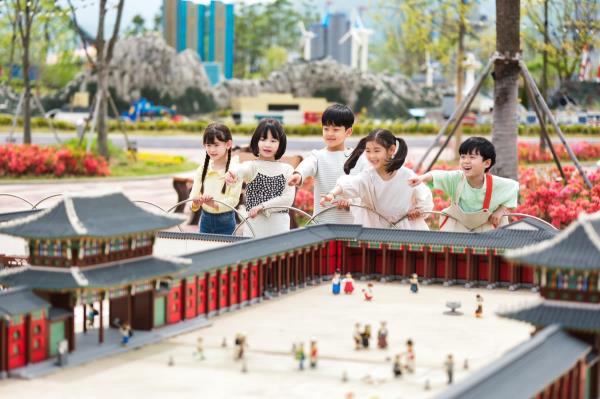 This undated file photo, provided by Legoland Korea, shows children pointing to a miniaturized Gyeo<em></em>ngbokgung Palace at the theme park's Miniland. (PHOTO NOT FOR SALE) (Yonhap)