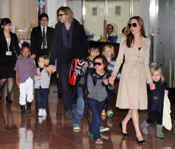 Accompanied by their six children, US movie stars Brad Pitt and Angellina Jolie appear before photographers upon their arrival at Haneda Airport in Tokyo on November 8, 2011. Brad Pitt is here for the Japan premiere of his last film 'Moneyball'.   AFP PHOTO/Toru YAMANAKA (Photo credit should read TORU YAMANAKA/AFP/Getty Images)<em></em>
<em></em>
angelina jolie