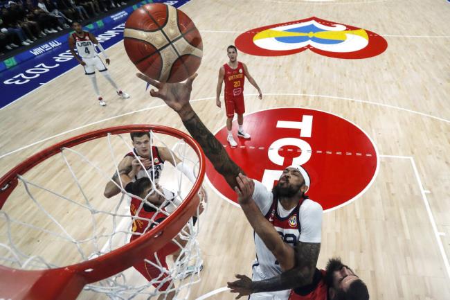 Team USA forward Brandon Ingram drives to the basket against Mo<em></em>ntenegro center Bojan Dubljevic in the second quarter Sept. 1, 2023, in Manila, Philippines. (Yong Teck Lim / ASSOCIATED PRESS)