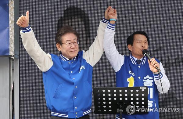Democratic Party leader Lee Jae-myung (L) campaigns for Song Gi-ho, a candidate for the April 10 parliamentary elections, in So<em></em>ngpa Ward, Seoul, on March 30, 2024. (Yonhap)