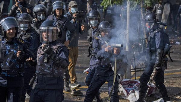 Thousands of protesters demanding mo<em></em>narchy restoration clash with police