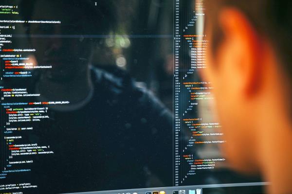 Experts believe that a candidate’s industry portfolio carries more weight than their educatio<em></em>nal background, whether obtained through traditio<em></em>nal means or o<em></em>nline courses. — Photo by charlesdeluvio on Unsplash
