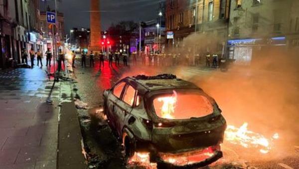 A car burns on Parnell Street as members of the Garda Public Order Unit set up cordons on O'Co<em></em>nnell Street and Parnell Street in Dublin. Picture: Sam Boal / ? RollingNews.ie