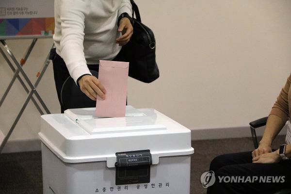 A voter casts a ballot at a polling station inside the South Korean co<em></em>nsulate in Istanbul, Turkey, on March 27, 2024. (Yonhap) 