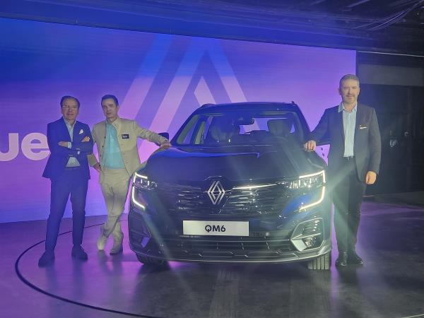 Renault Korea CEO Stephane Deblaise (C) poses for photos, along with Renault Group executives, next to the company's New Renault QM6 model at a press co<em></em>nference in Seoul on April 3, 2024. (Yonhap)